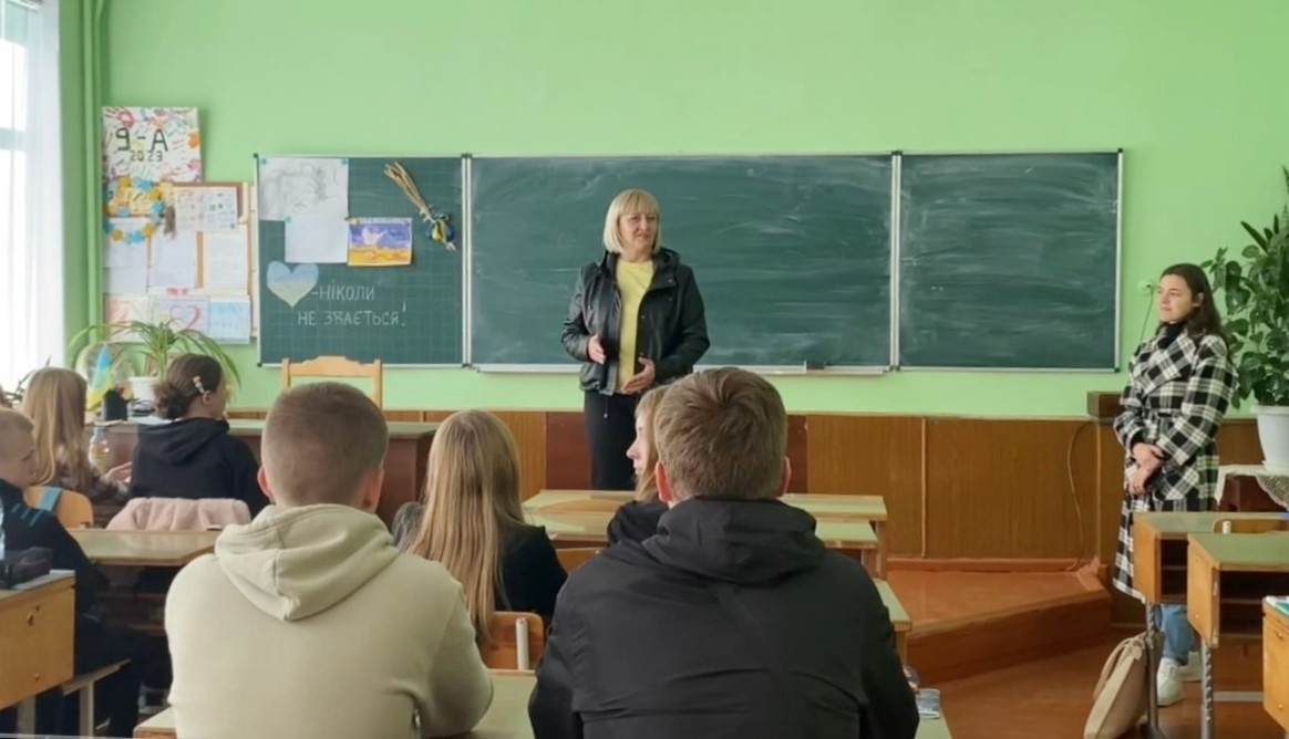 Доцент Галина Петрівна Синоруб розповідає про медіаграмотність учням опорного закладу Теребовлянської ЗОШ І-ІІІ ст. №1